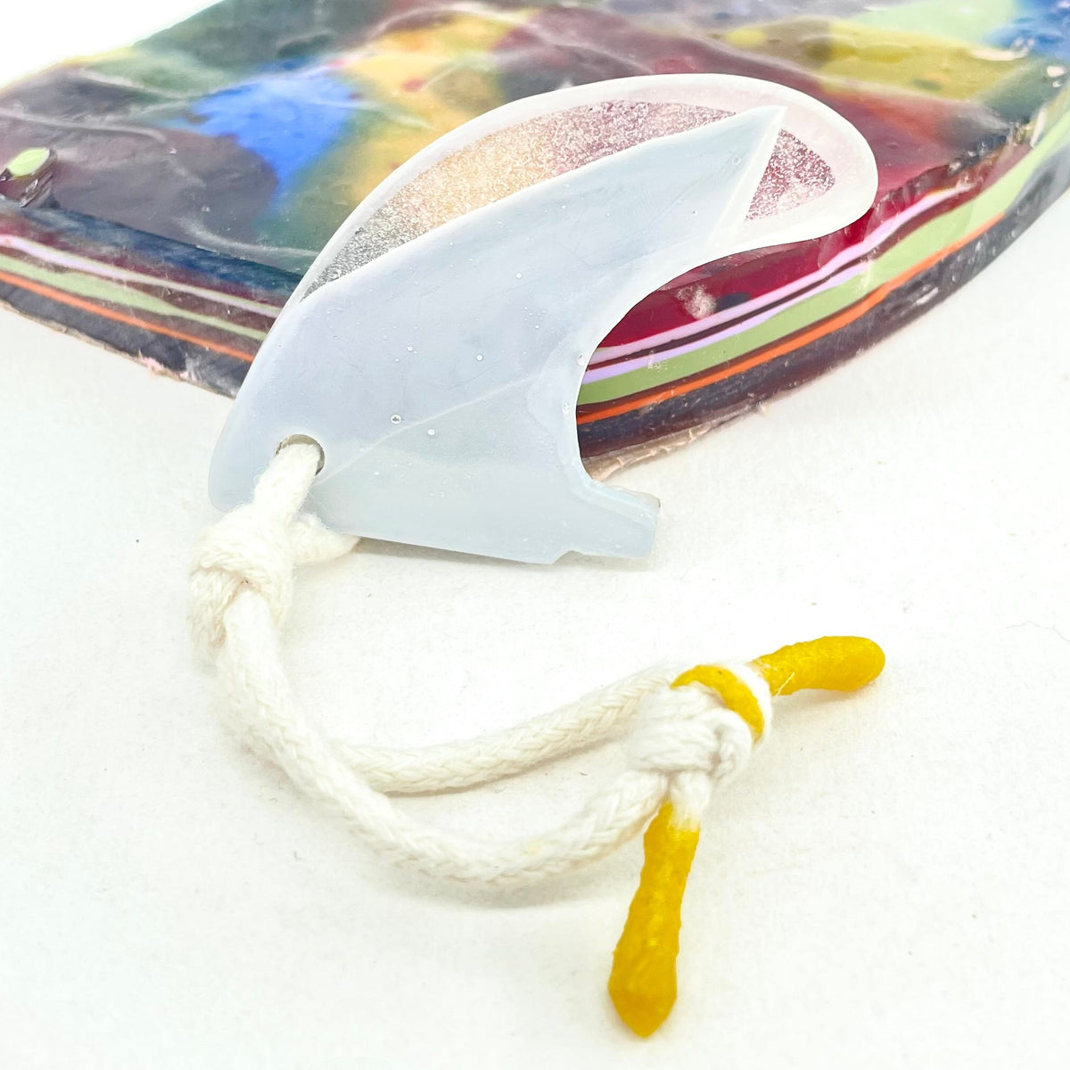 Resin Rad fin, clear & grey Keyring