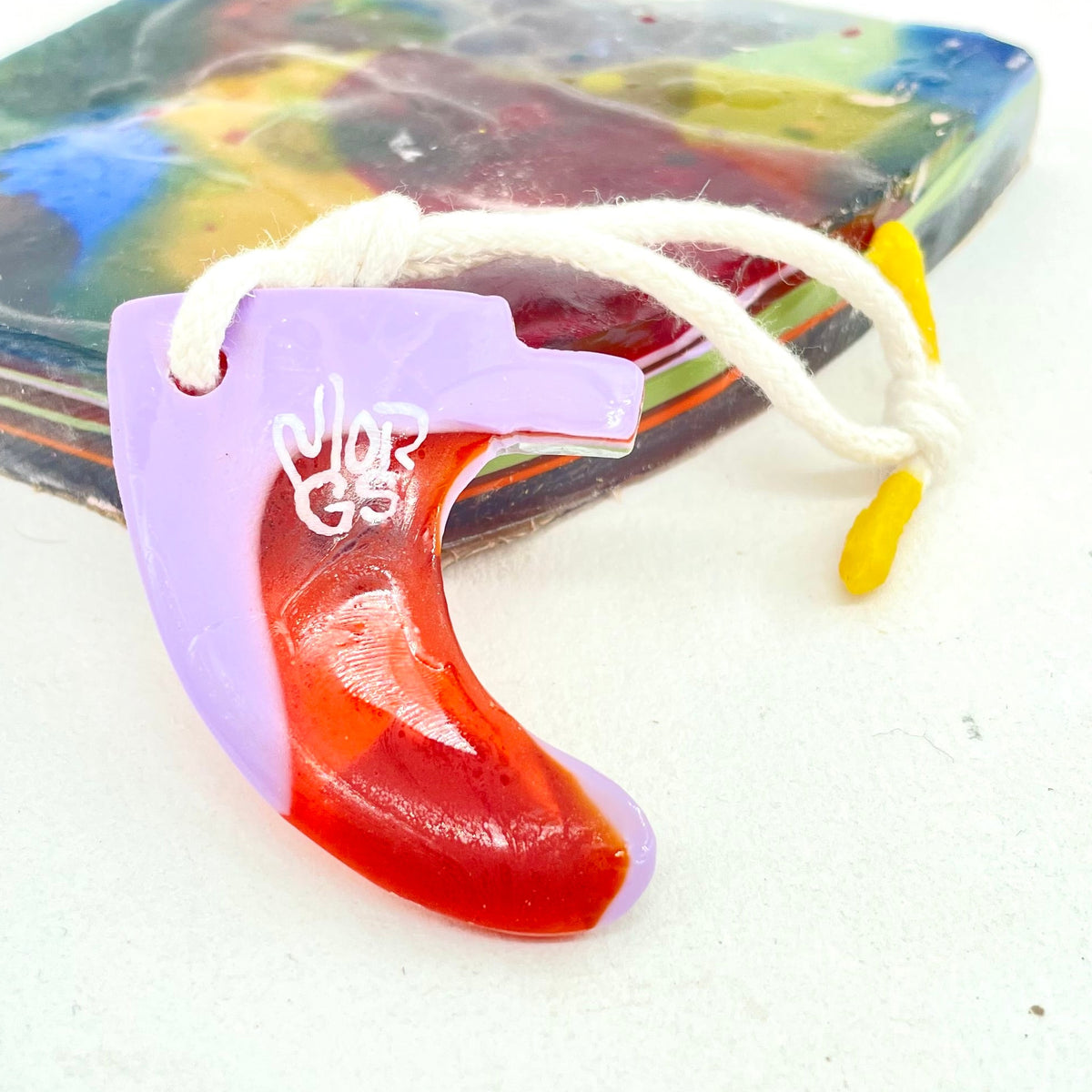Resin Rad fin, purp & red Keyring
