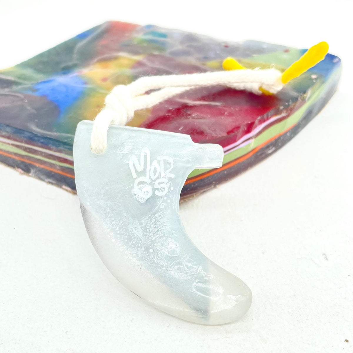 Resin Rad fin, clear & grey Keyring